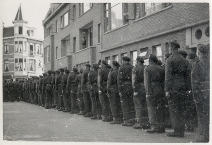 600733 Afbeelding van het opstellen van militairen van de 3rd Canadian Infantry Division, in de Sweelinckstraat te ...